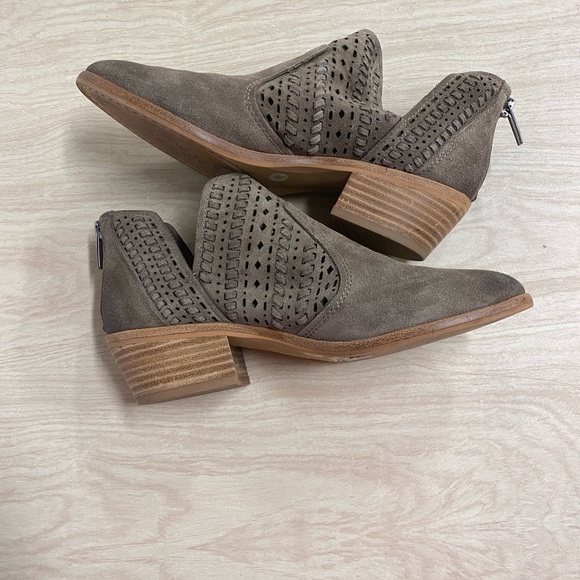 Vince Camuto Boots Womens 7 M Prasata Cutout Ankle Booties Beige Suede Pull On - Picture 5 of 7